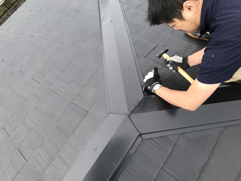 屋根板金の修理をするマルミ美装工芸の職人