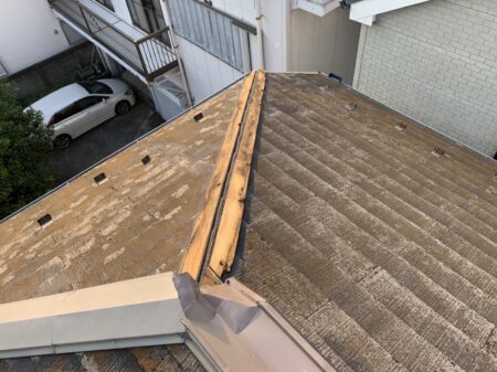 屋根板金が吹き飛び露わになっている木材