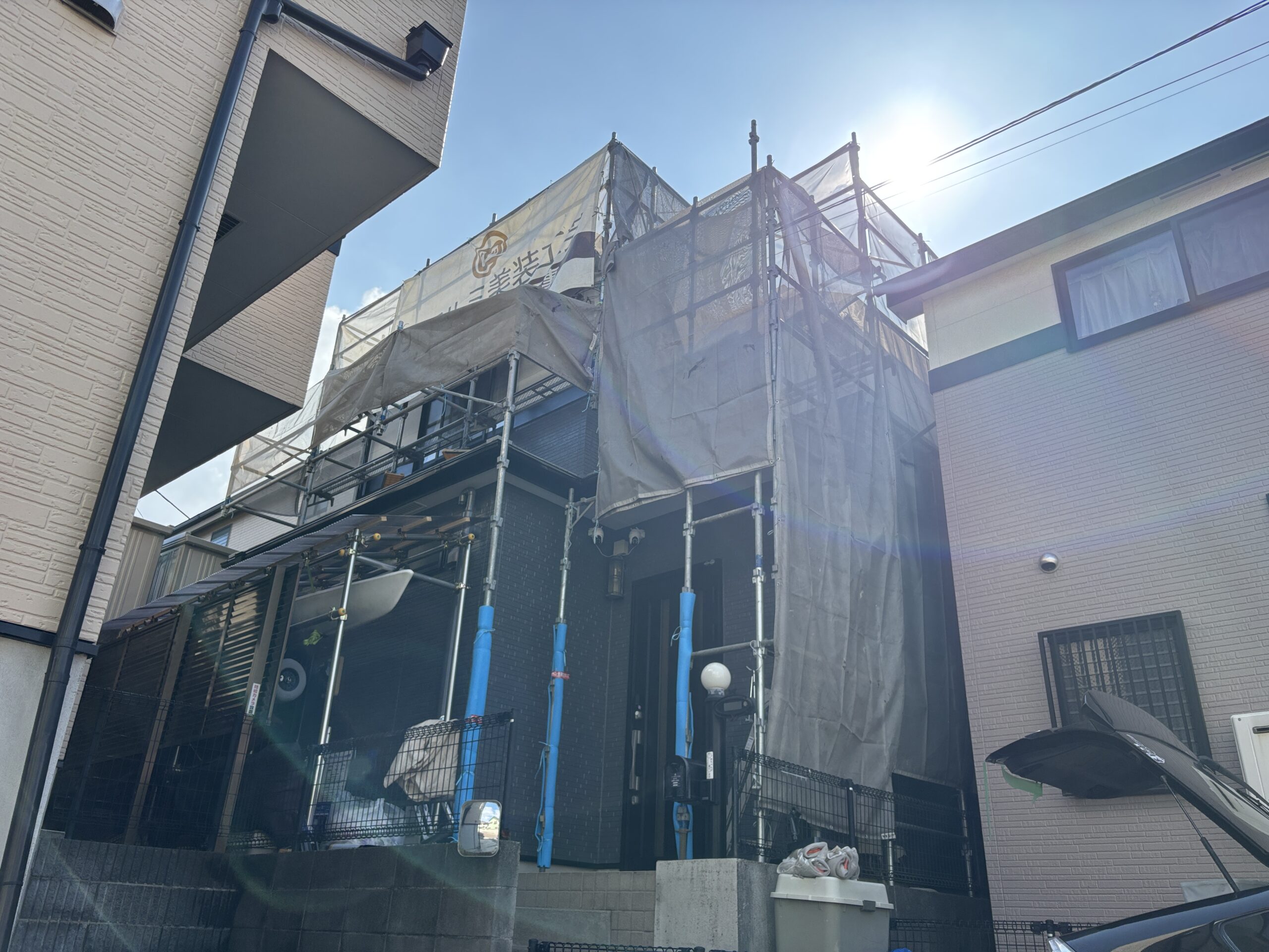 足場がお隣さんの敷地に越境、どうすればいい？〜横浜ではよくある狭小地での足場組立て〜